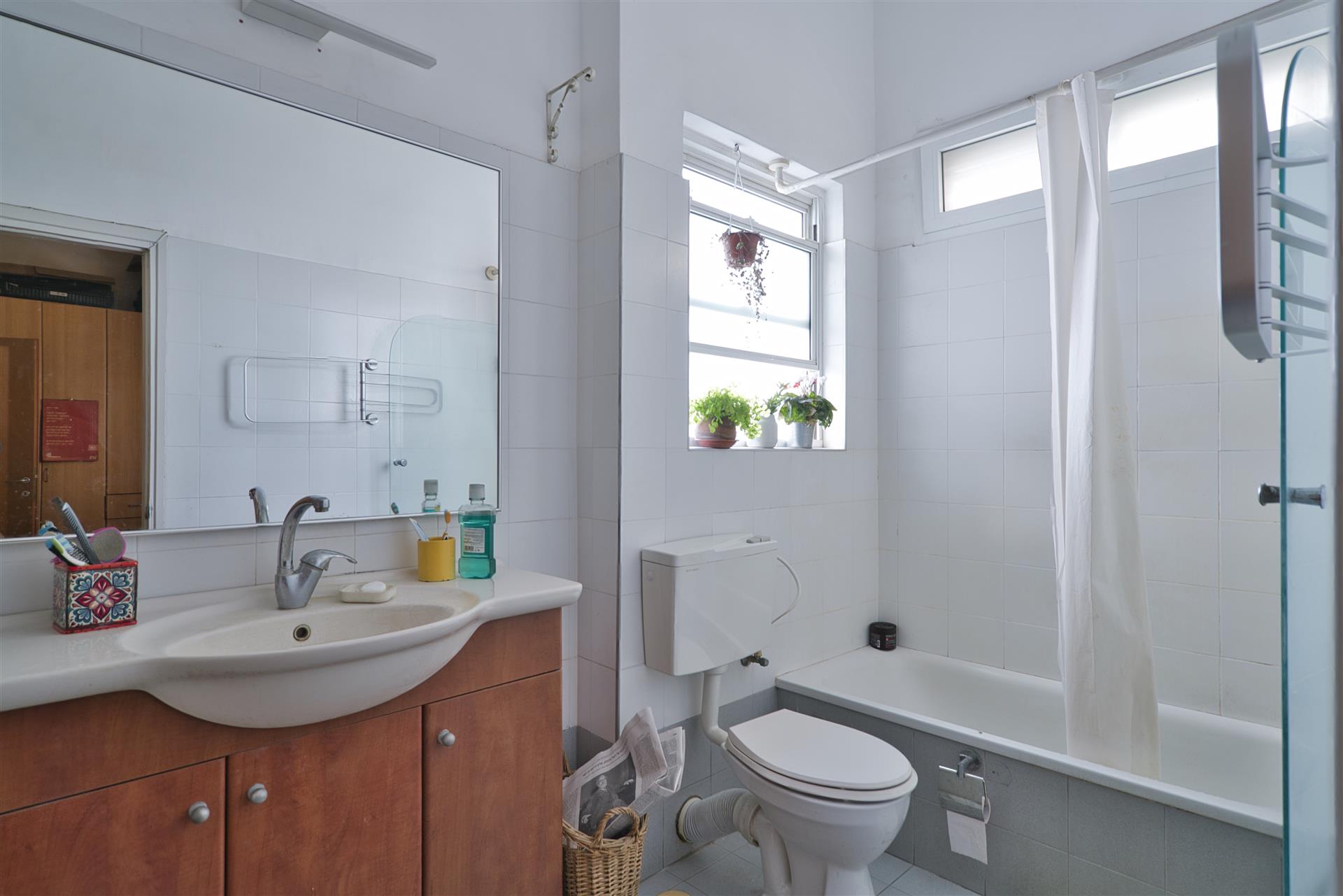 A 4-room apartment on Peretz Hayout Street