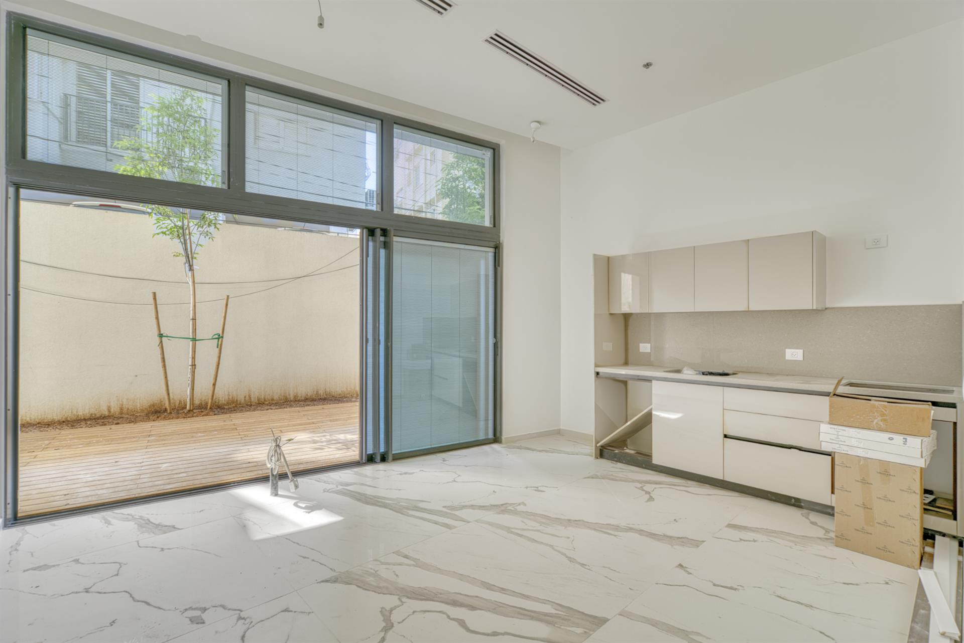 5-Room Garden Apartment on Ben Yehuda Street