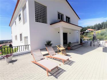 Beeindruckende Villa mit 4 Schlafzimmern in einer ruhigen Urbanisation in Castanheira de Pêra, im Z