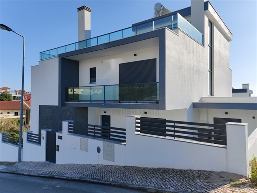 Luxury Villa T5 with garden, swimming pool and Rooftop overlooking Lisbon in Famões