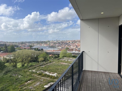 Appartement T3 à Porto de 154,00 m²