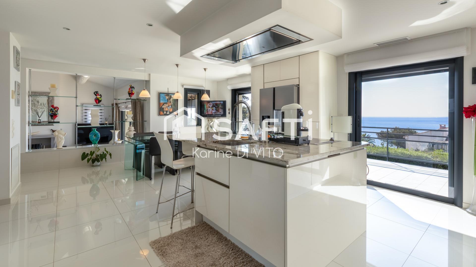 Purchase: Luxury property (83370)