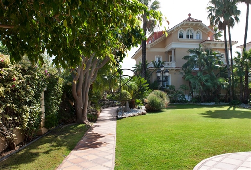 Most emblematic colonial-style mansion on the Paseo Marítimo in Sitges