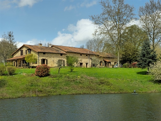 Chalus: Magnificent renovated farmhouse with swimming pool and pond