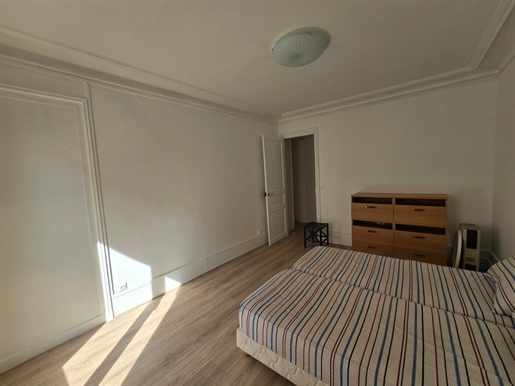 Gerenoveerd 3-kamer appartement in Barbès