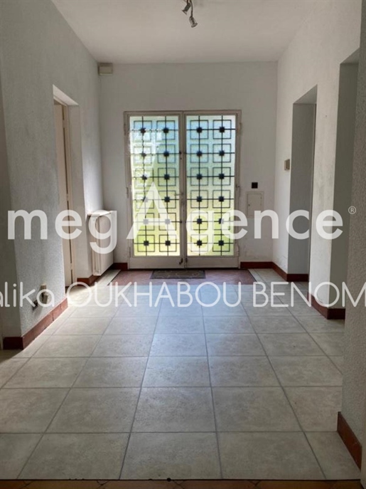 House Of 230 m2 Located On A Plot Of 9834 M2