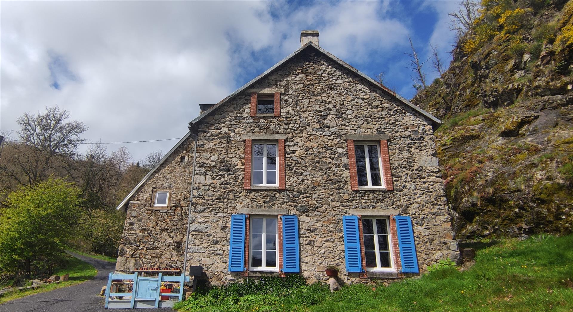 Renovated farmhouse with possibility of rental report