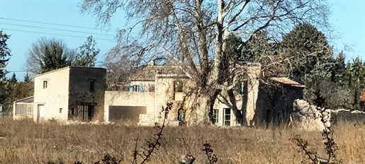 Provençal farmhouse with annex to renovate