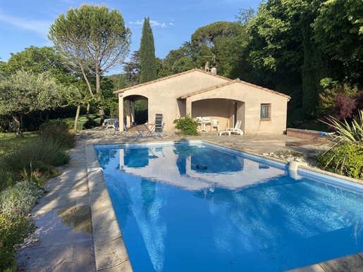 Gelijkvloerse villa Gard met zwembad