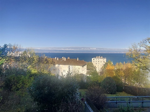Appartement T3 avec vue panoramique sur le lac Léman et terrasse.
