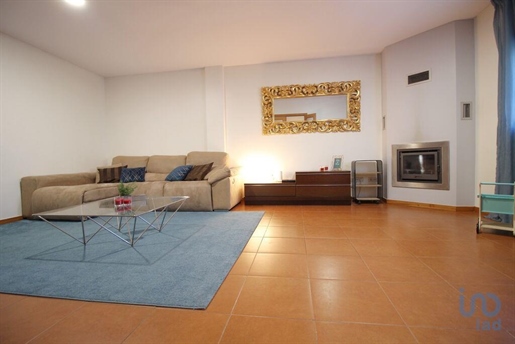 Home / Villa with 4 Rooms in Braga with 265,00 m²