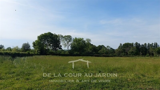 Building plot of 3600m2, on the outskirts of the village