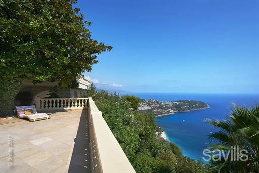 Exceptional property with gardens and sea views