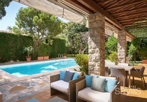 Charming villa with garden and swimming pool