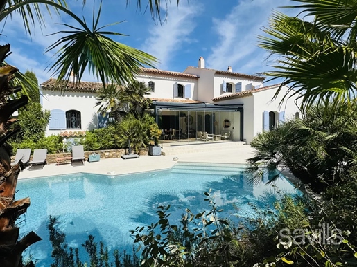 Idealy located in Saint-Tropez, in a peaceful area within walking distance to the village