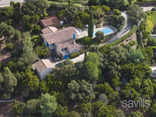 Provençal property with sea view
