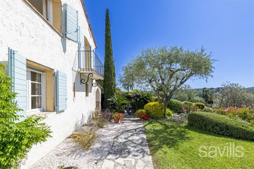 Charming provencal villa in a gated small domain.