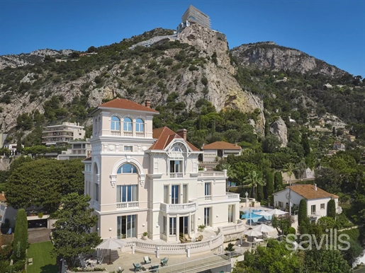 Résidence historique surplombant Monaco