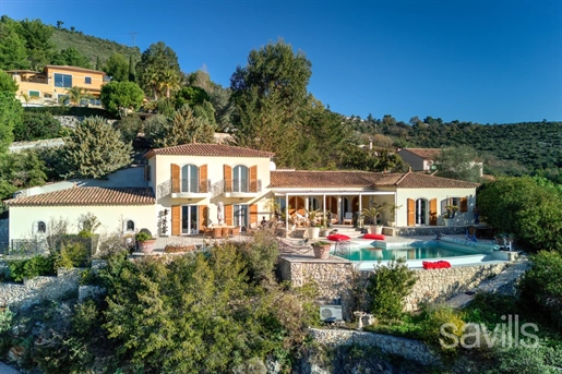 Neo-Provençal villa overlooking the castle hill