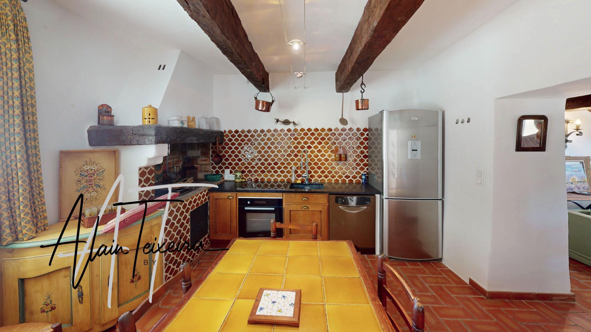 Purchase: Luxury property (83510)