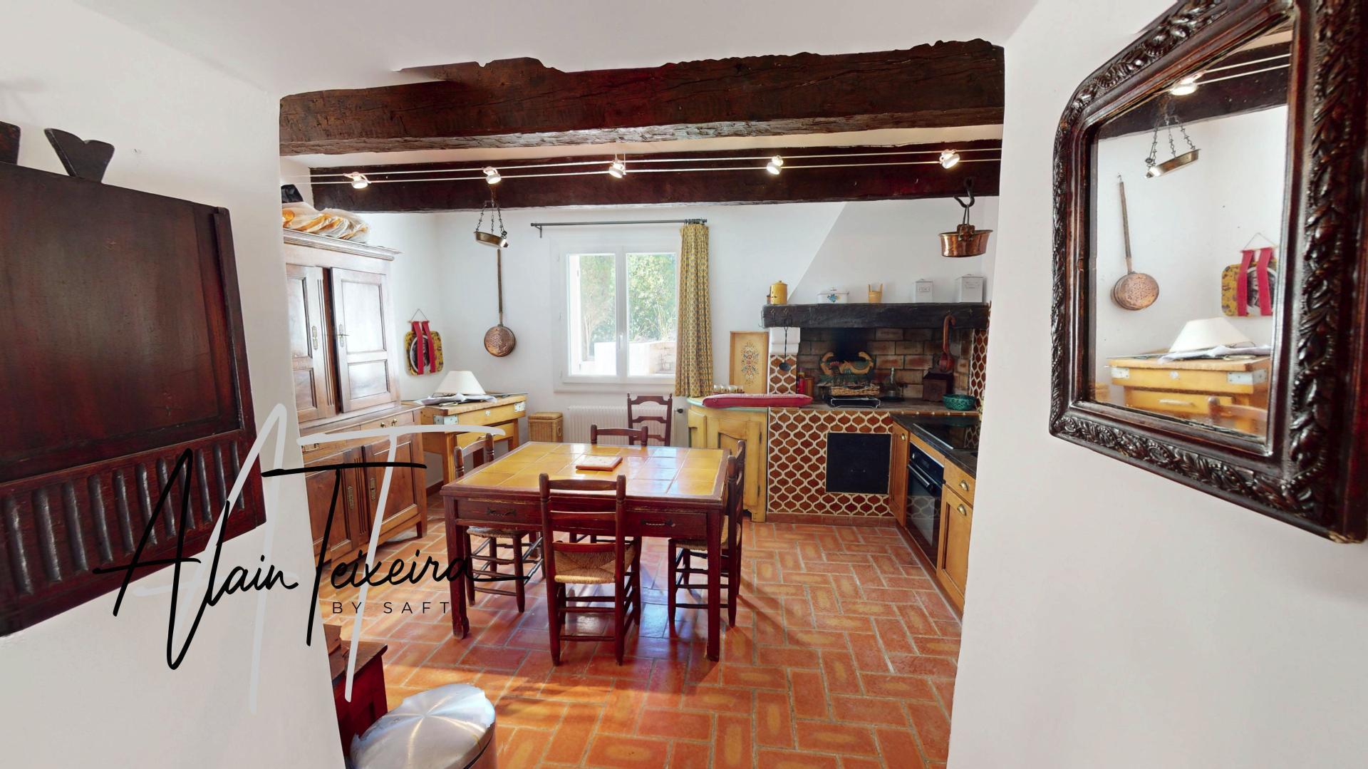 Purchase: Luxury property (83510)