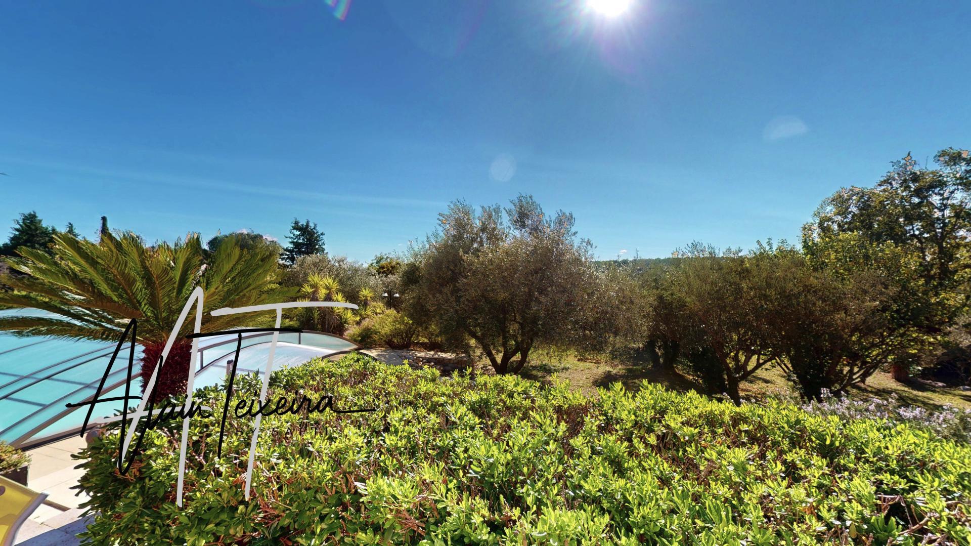 Purchase: Luxury property (83510)