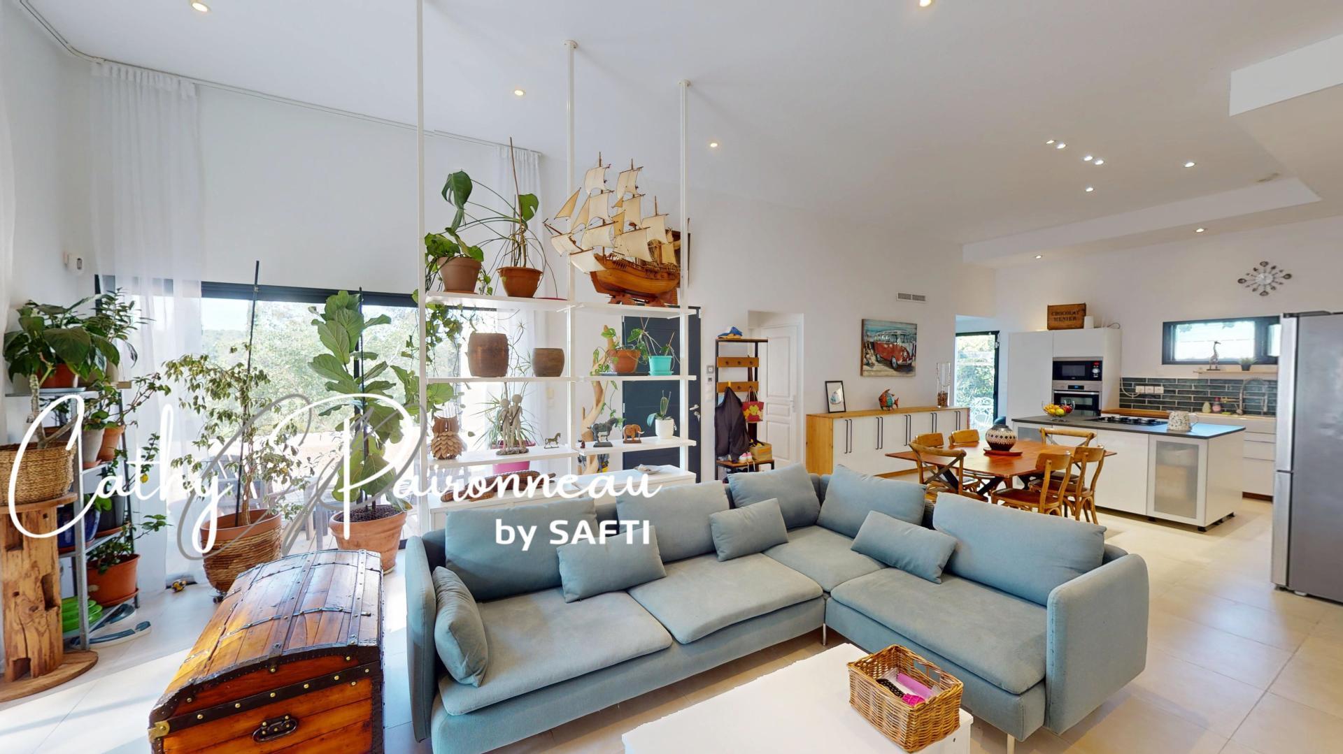 Purchase: Luxury property (83510)