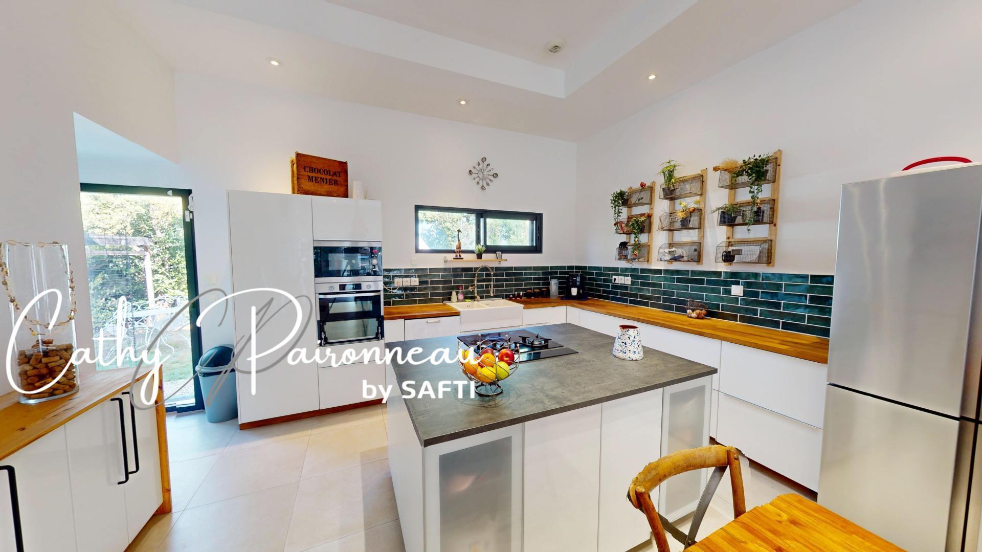 Purchase: Luxury property (83510)