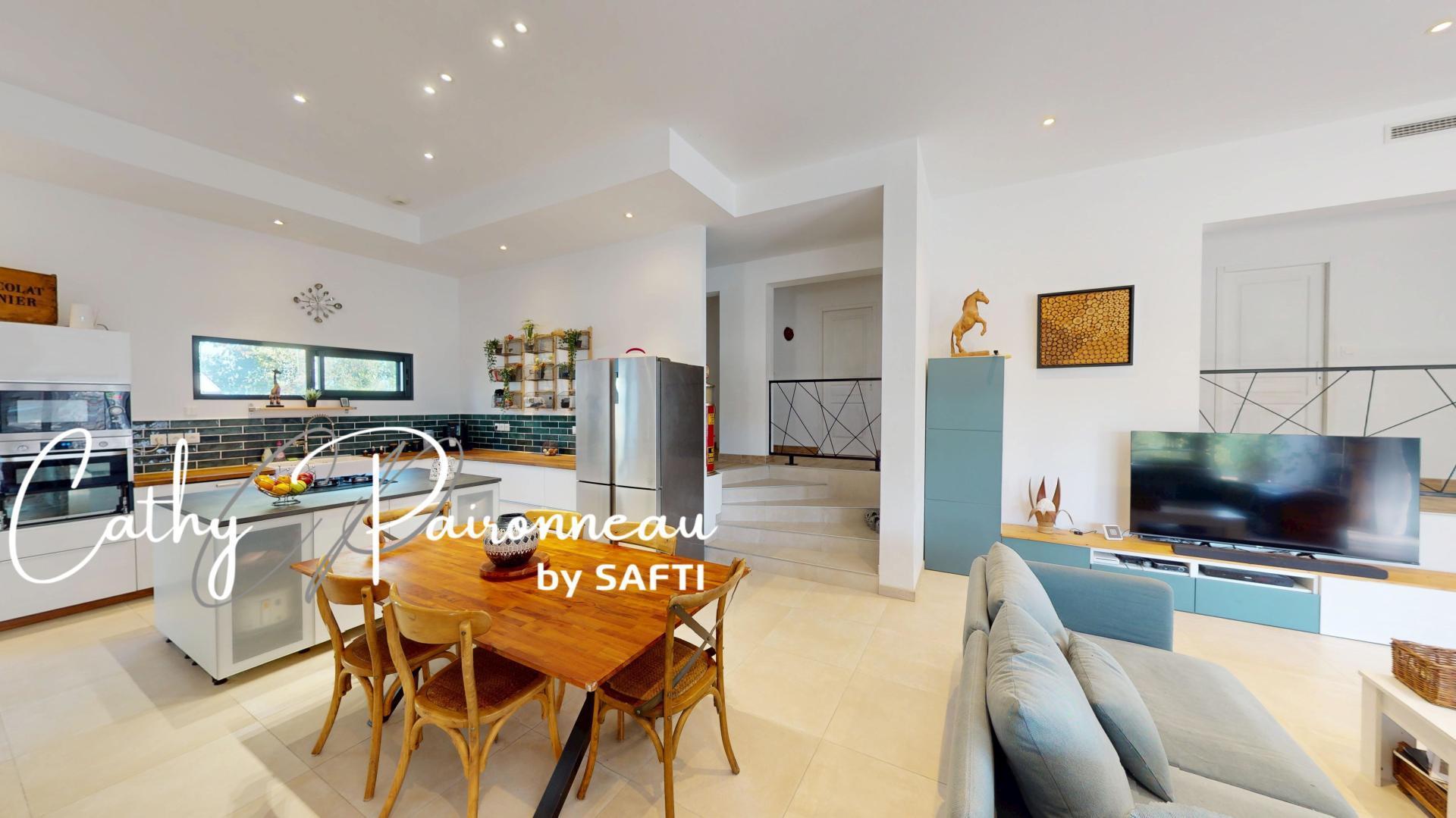 Purchase: Luxury property (83510)