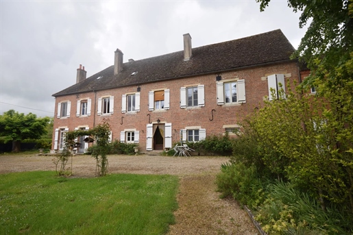 Beautiful house in a village located 15 minutes from Beaune: