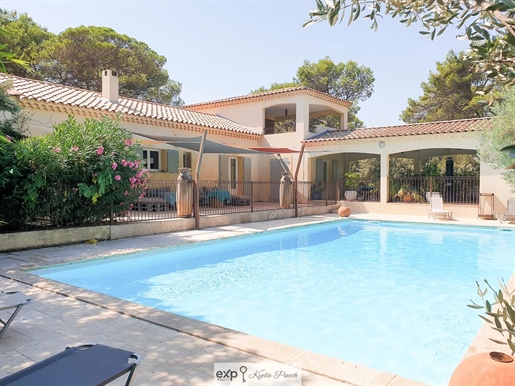 Villa mit Nebengebäuden und Swimmingpools in Rognes
