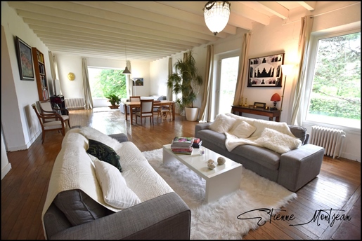 Villa Irigoyen, (Lot) Labastide Murat, 243 m², 7 chambres, terrain 2 hectares, piscine, garage.