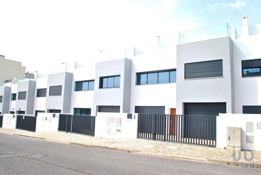 Home / Villa with 3 Rooms in Faro with 141,00 m²
