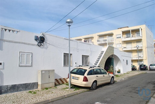 Home / Villa with 3 Rooms in Faro with 51,00 m²