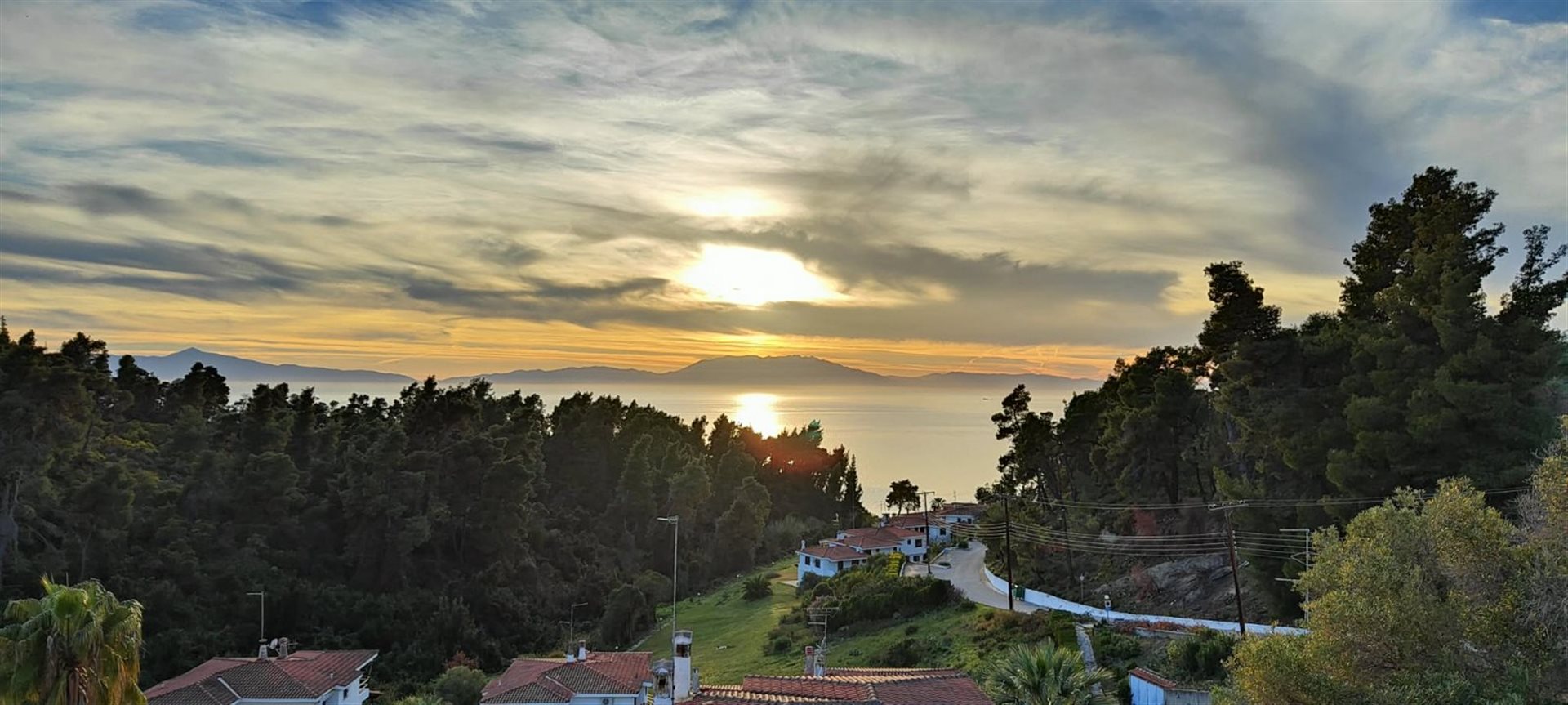 Летен дом с изглед към морето в жилищно село