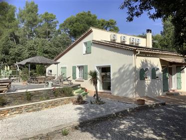 Atypical estate in green Provence