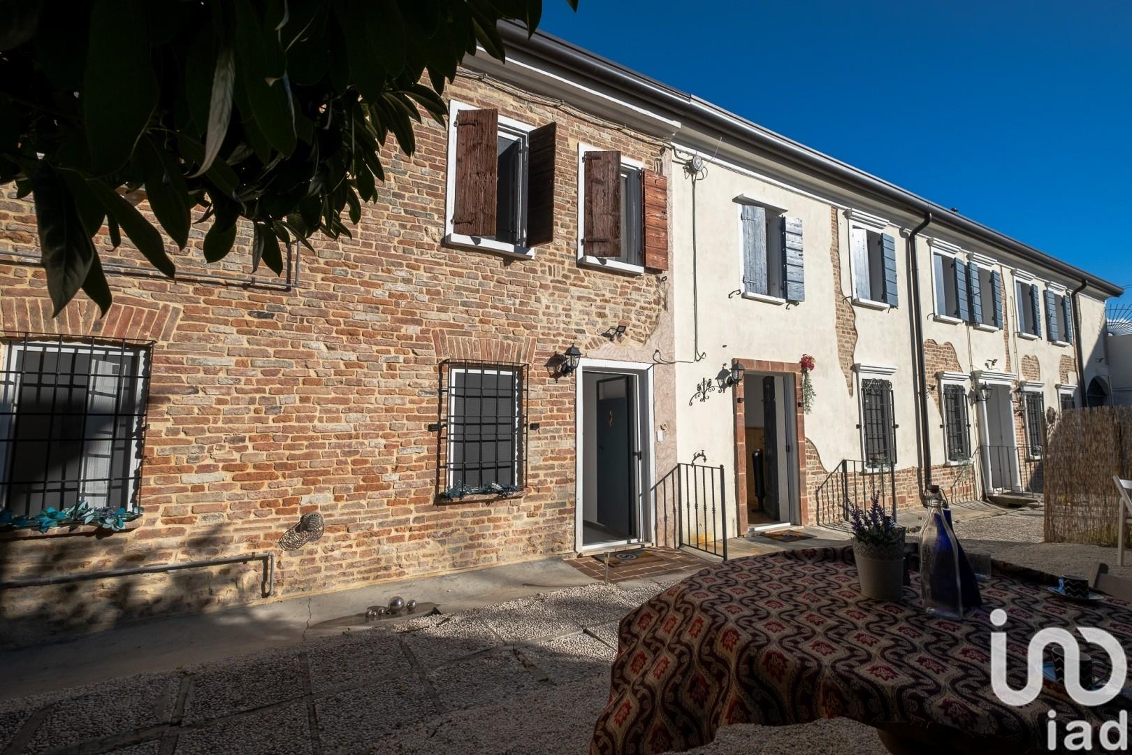 Sale Detached house / Villa 469 m² - 7 bedrooms - Sustinente