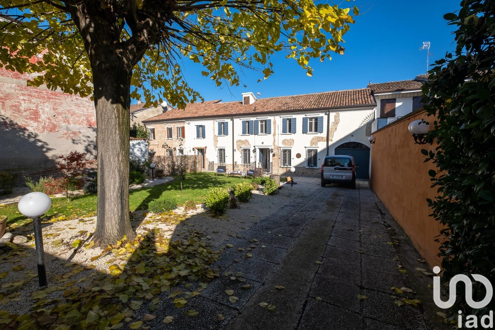 Sale Detached house / Villa 469 m² - 7 bedrooms - Sustinente