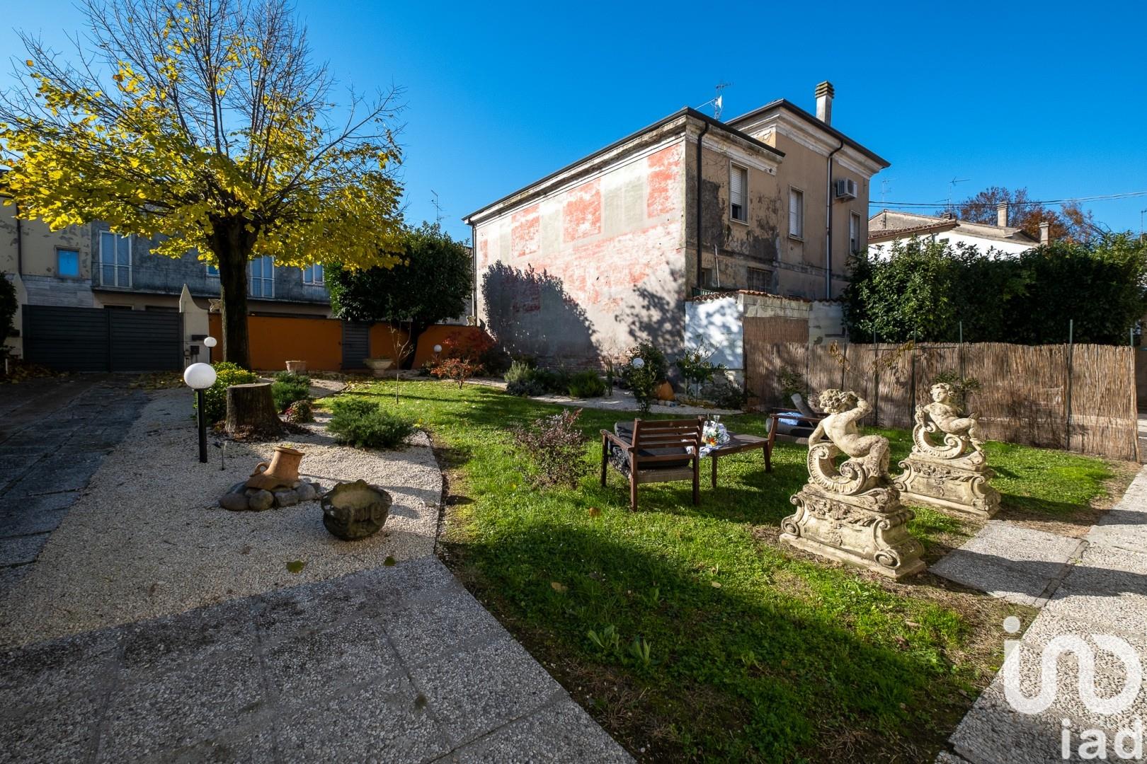 Sale Detached house / Villa 469 m² - 7 bedrooms - Sustinente