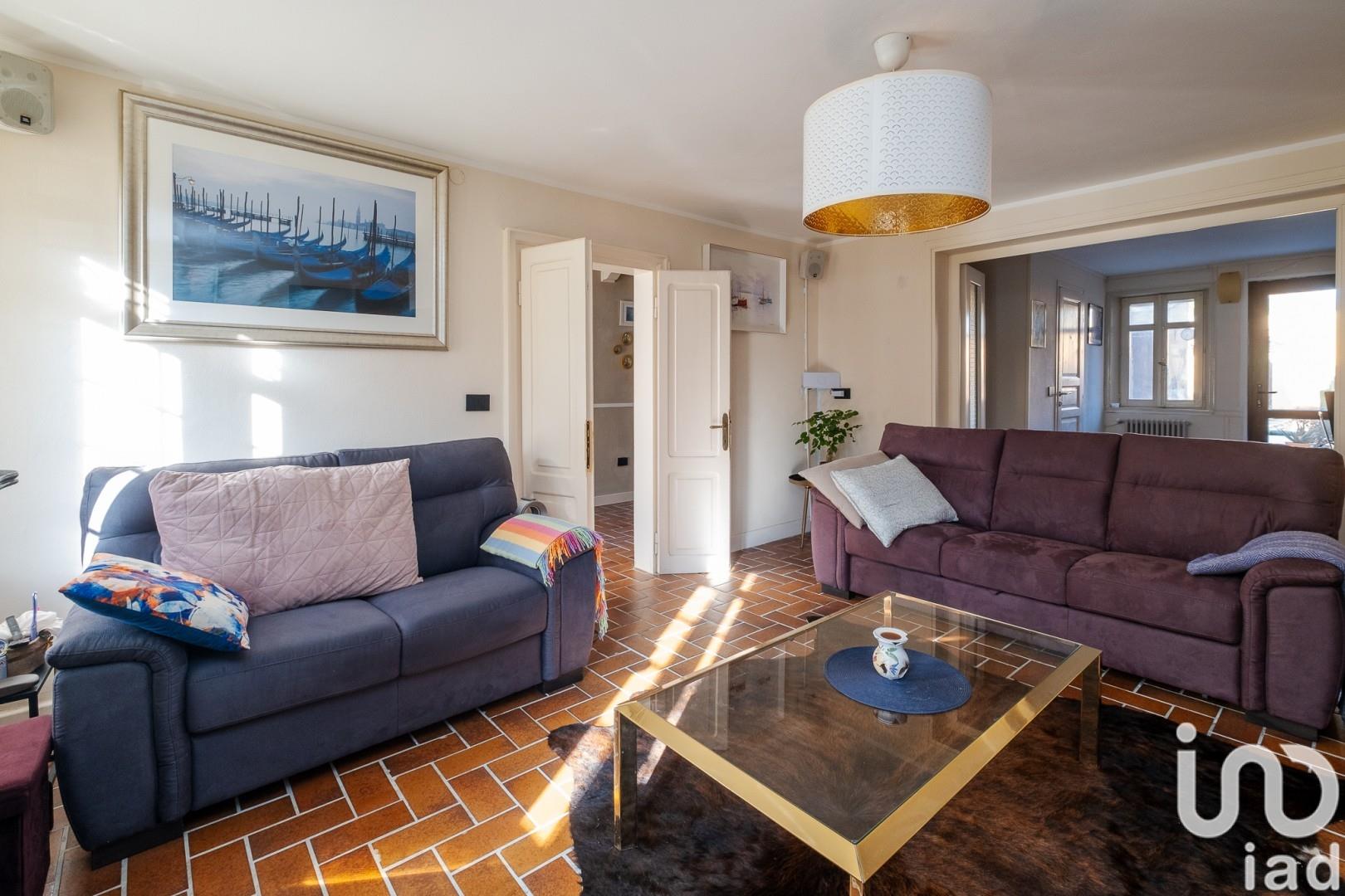 Sale Detached house / Villa 469 m² - 7 bedrooms - Sustinente