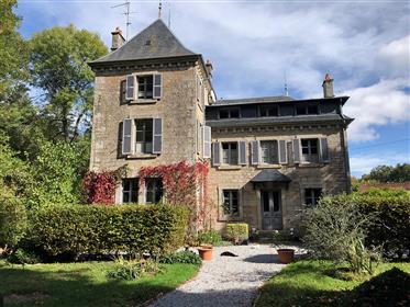 Creuse, plateau de Millevaches, demeure Napoléon Iii sur un hectare de terrain boisé.
