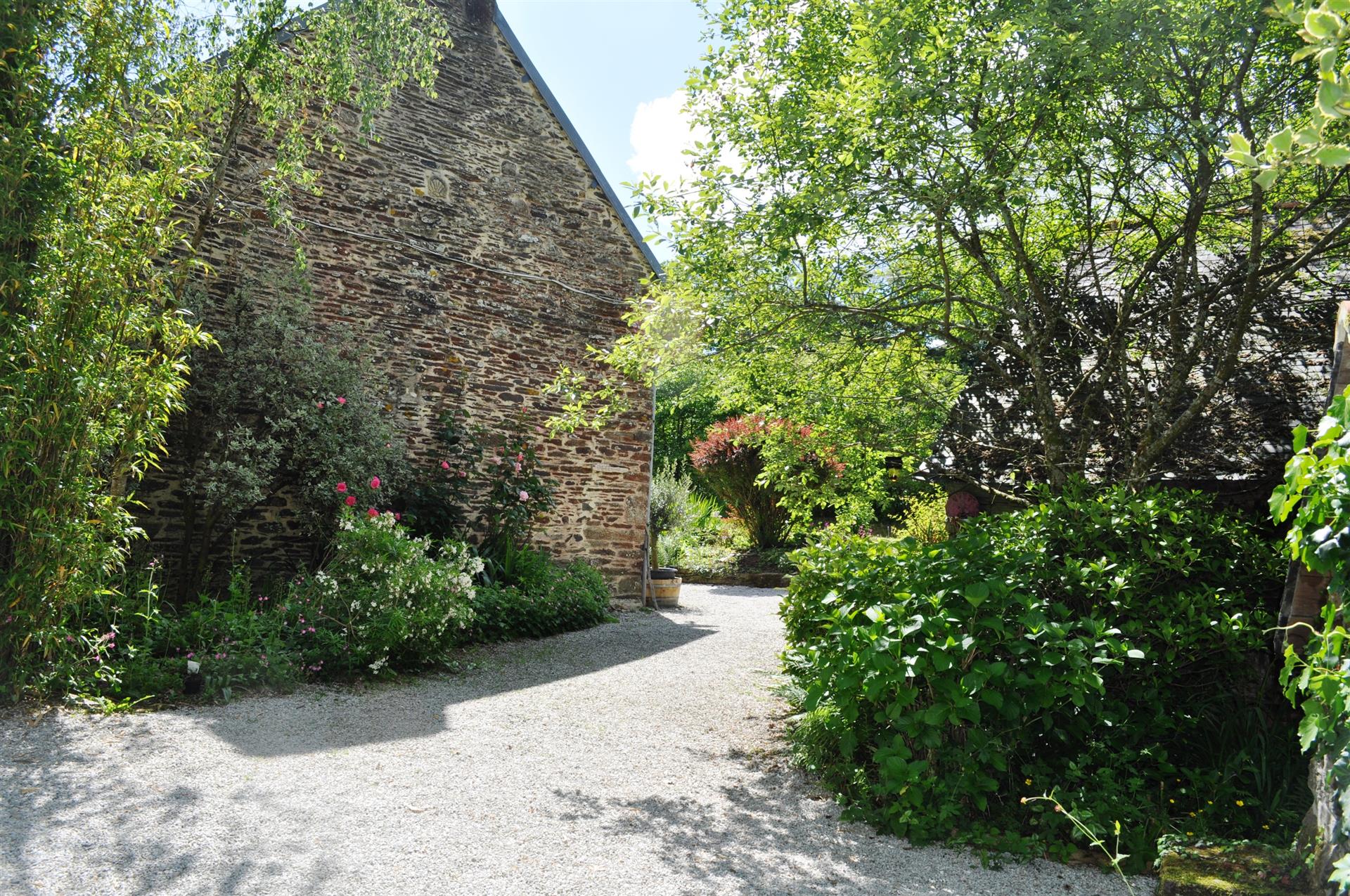 Casa de fazenda Breton renovada à beira do rio