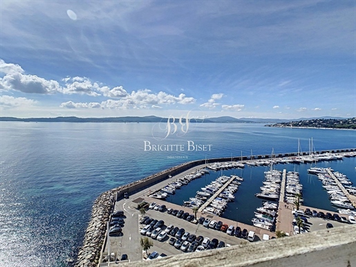 Amazing sea view for this Duplex situated just in front of the port of Sainte Maxime!