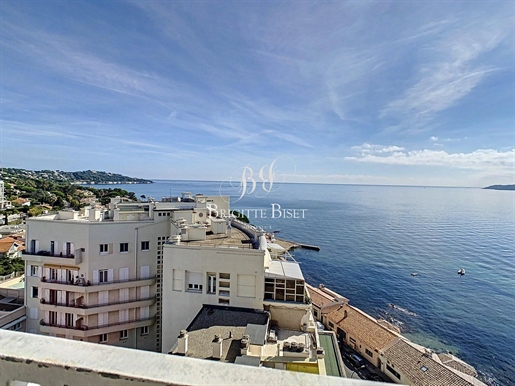 Wspaniały widok na morze dla tego dwupoziomowego apartamentu położonego 2 kroki od portu Sainte Max