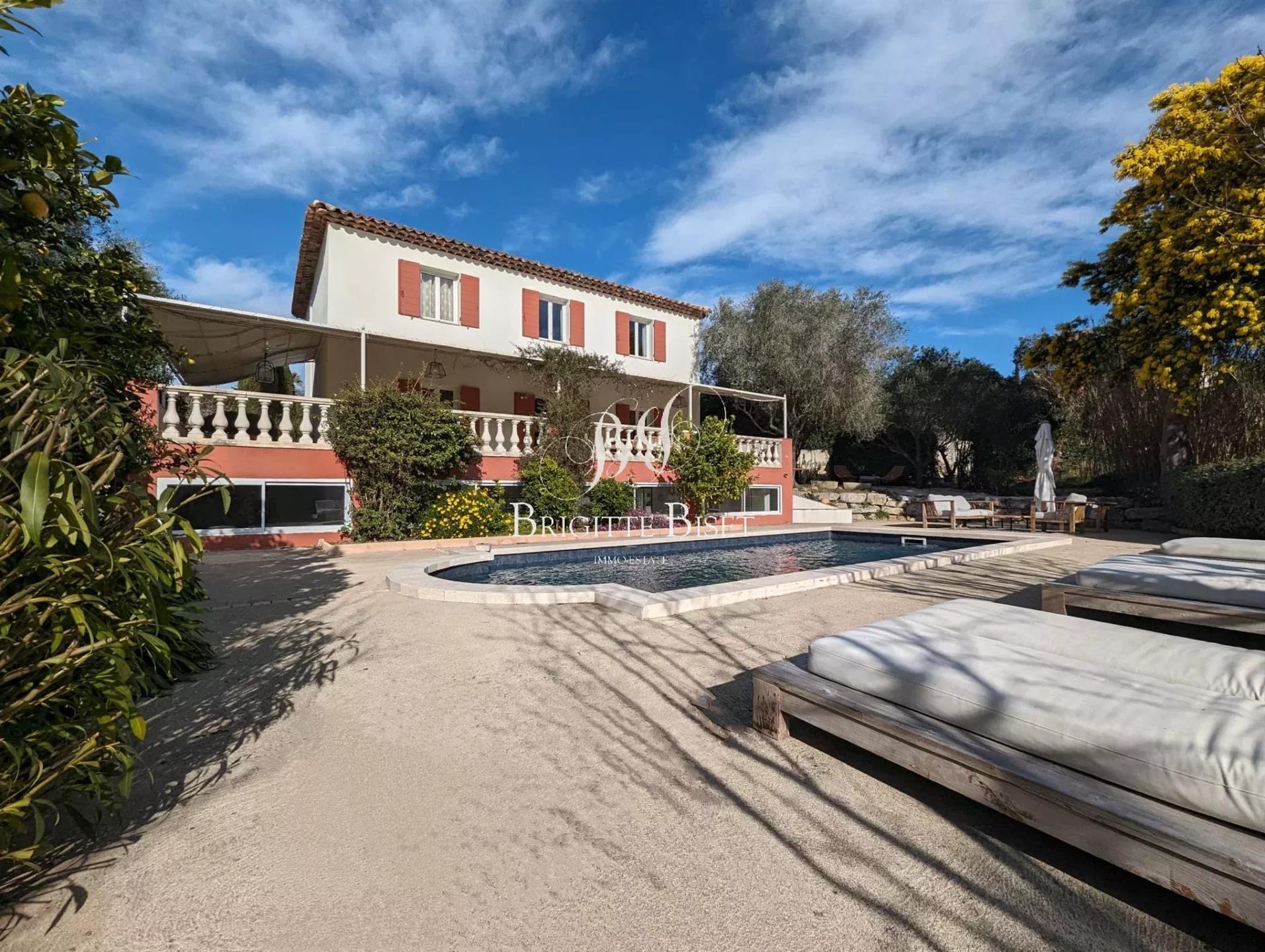 Magnificent family property with swimming pool
