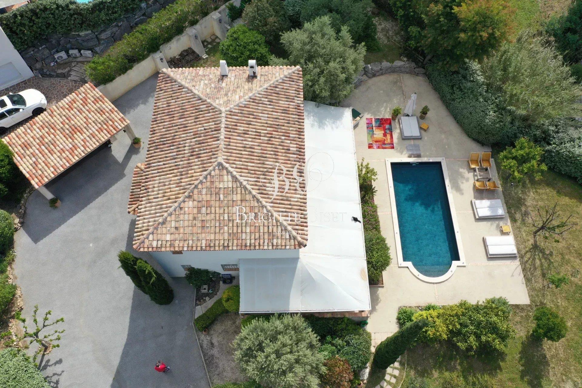 Magnificent family property with swimming pool