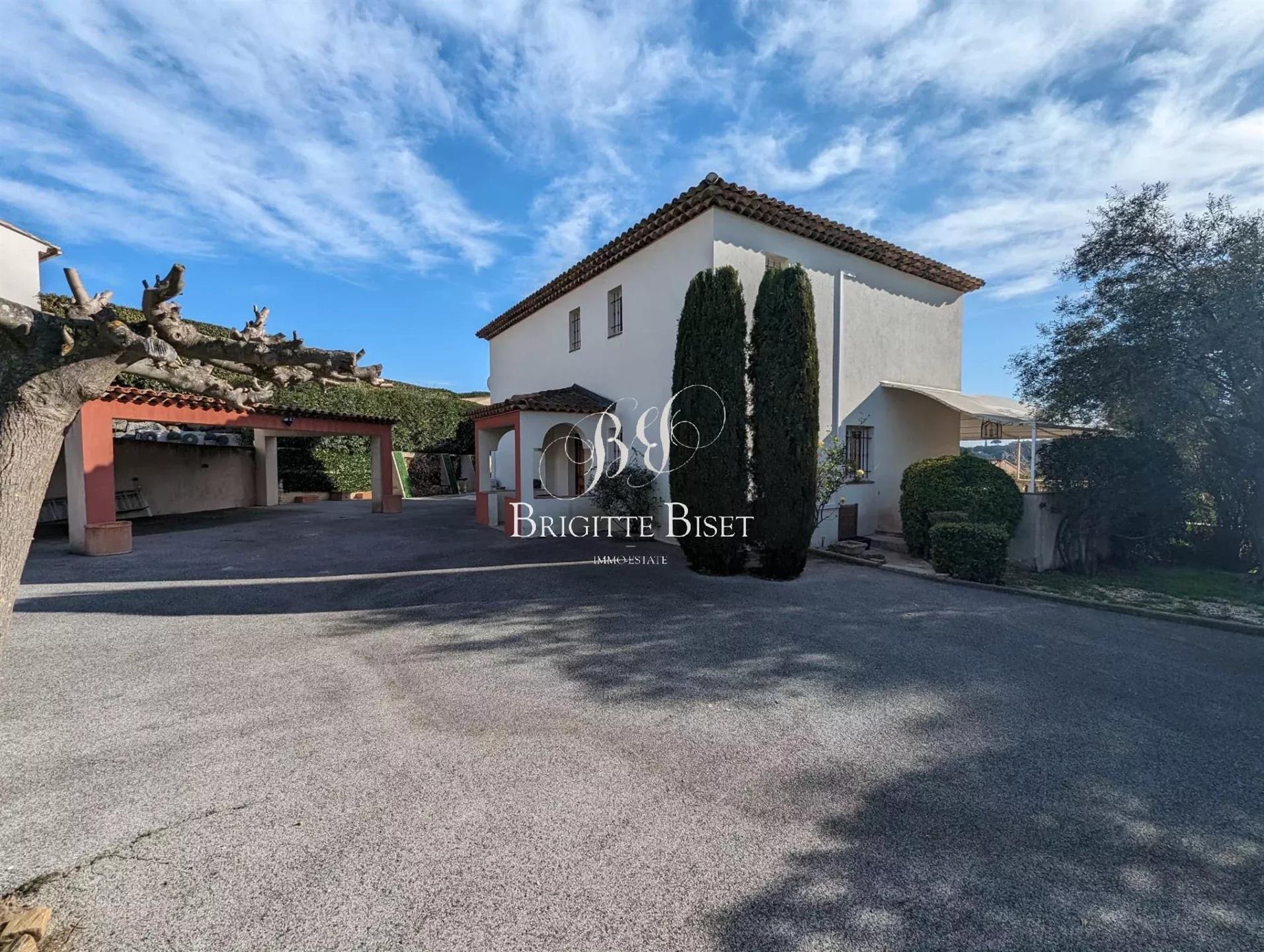 Magnificent family property with swimming pool