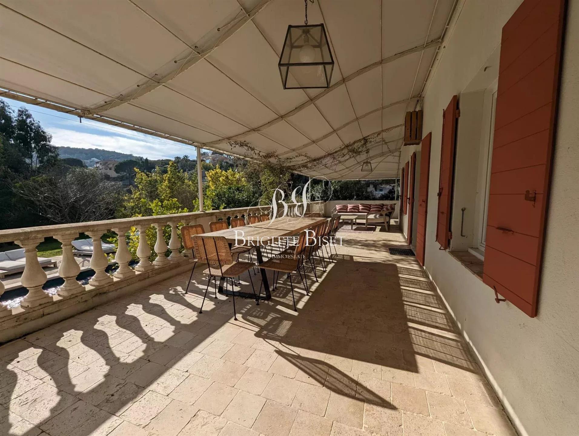 Magnificent family property with swimming pool