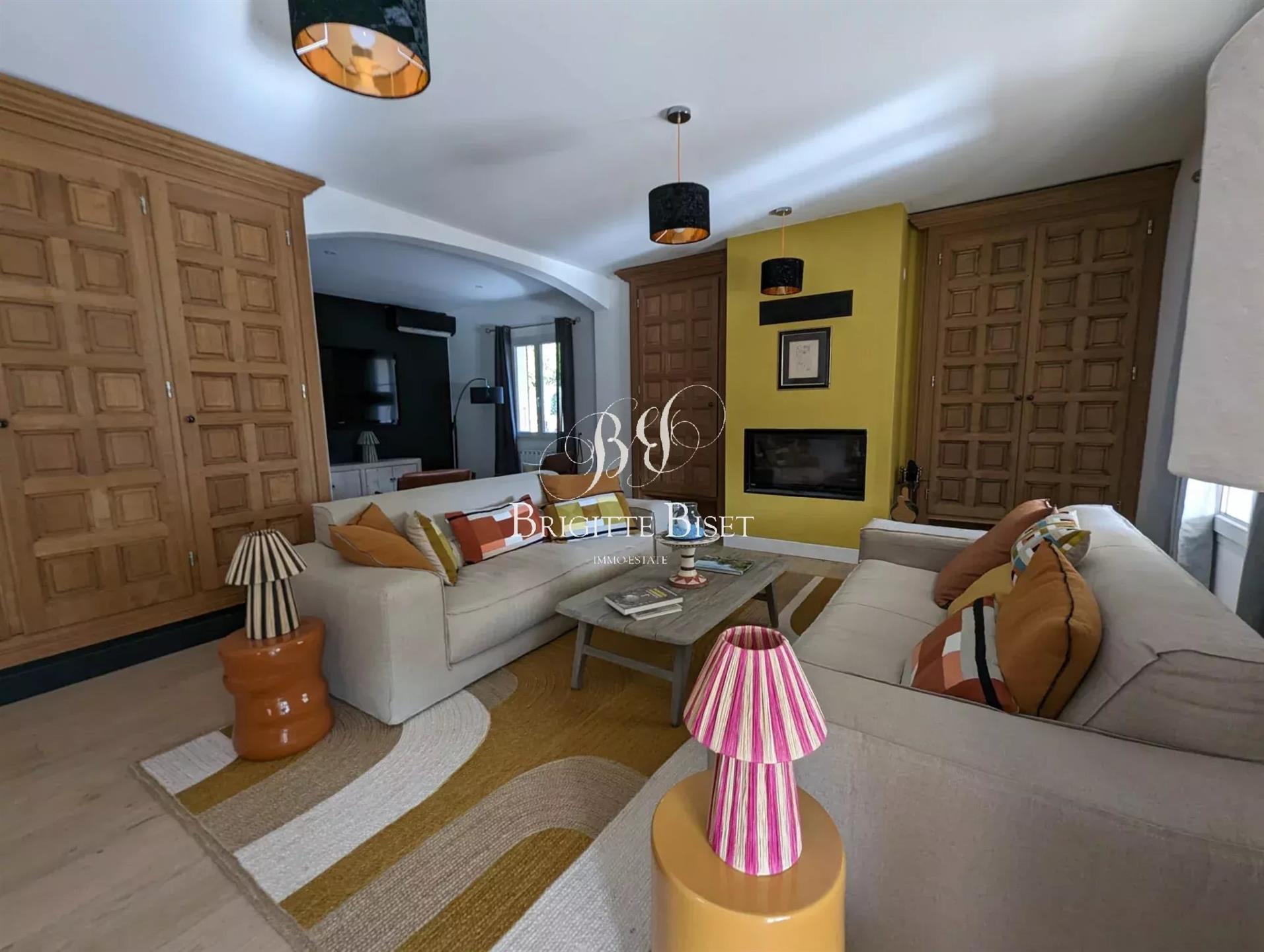 Magnificent family property with swimming pool