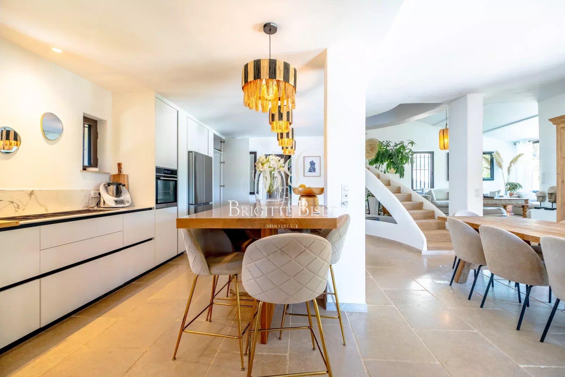 Villa for sale in Sainte Maxime with several apartments